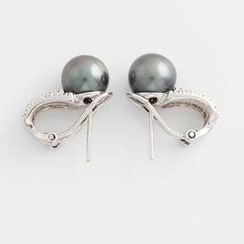 A pair of earrings in 14K gold with cultured pearls and round brilliant-cut diamonds.