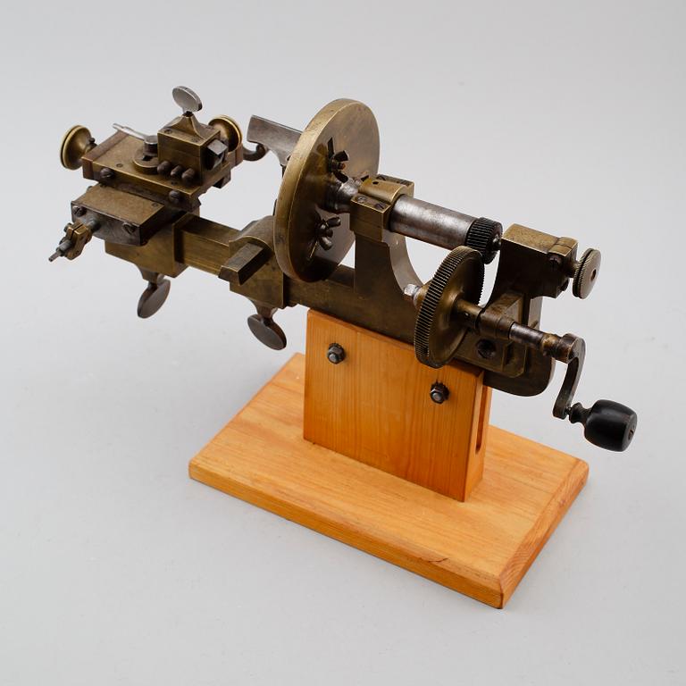 URMAKARSVARV, mässing, 1900-talets första hälft.