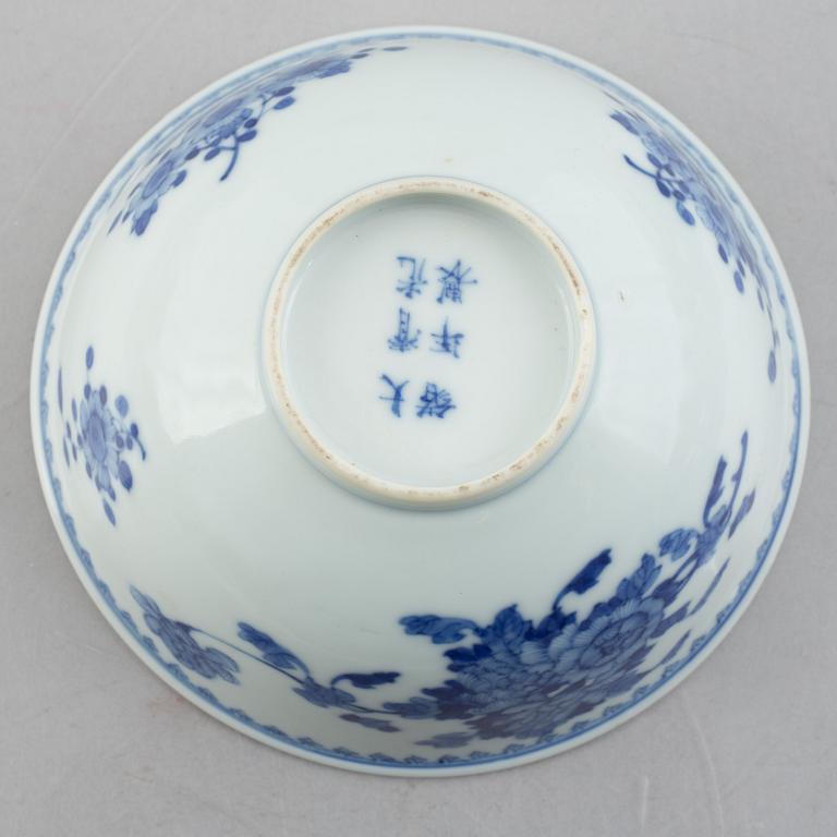 A group of three Chinese blue and white porcelain bowls, late Qing dynasty / early 20th century.