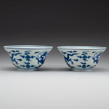 SKÅLAR, ett par, porslin. Qing dynastin,  med Qianlongs sigillmärke och period (1736-95).