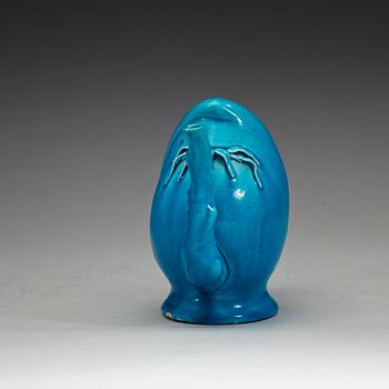 A turkoise glazed cadogan tea pot, Qing dynasty (1644-1912).