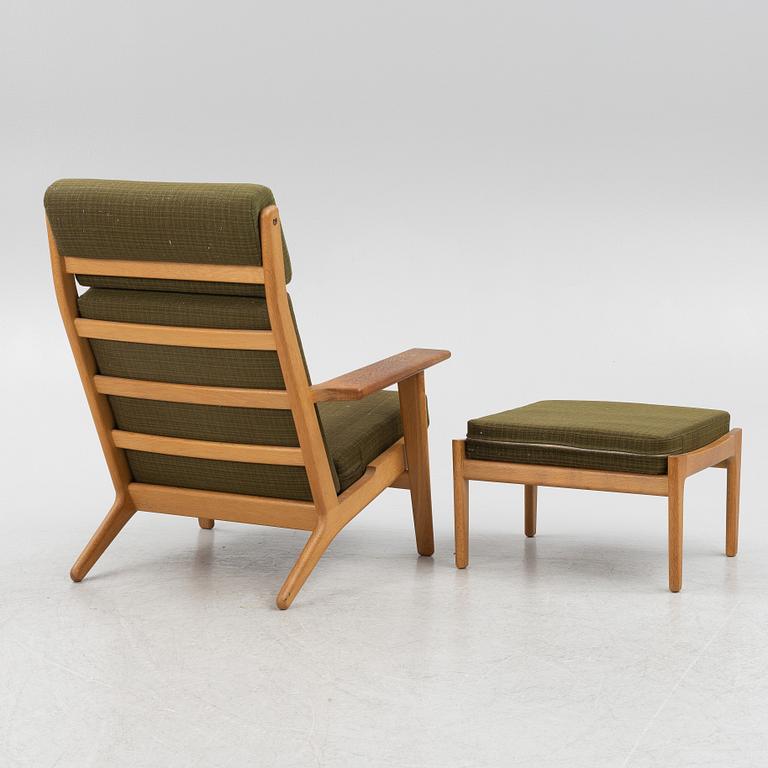 Hans J. Wegner, fåtölj med fotpall, "GE-290" Getama Gedsted, Danmark.