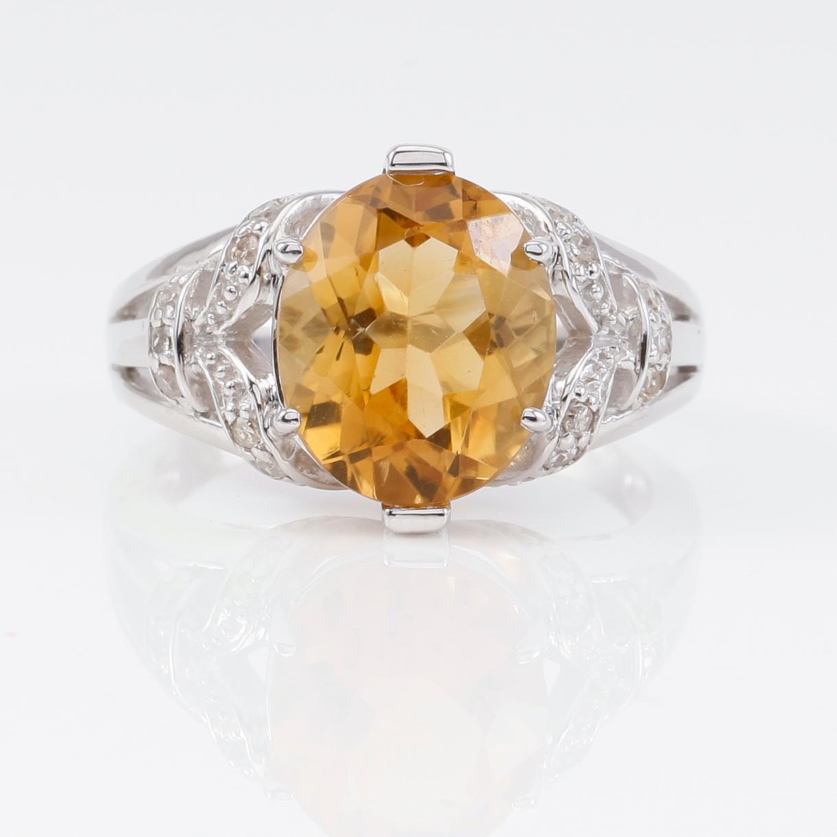 RING, 14K vitguld, citrin ca 6.00 ct. och mindre diamanter.