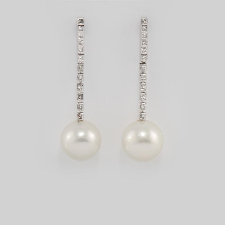 ÖRHÄNGEN, 18K vitguld med prinsesslipade diamanter 0.64 ct samt odlade South Sea pärlor. Vikt 13,1 gram.