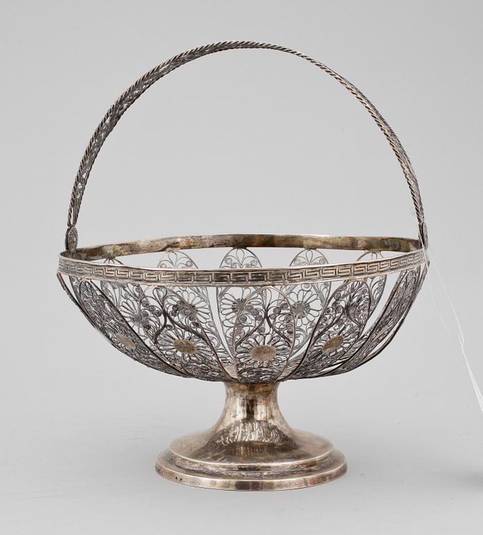 KORG PÅ FOT, silver, filigran, Petter Fredrik Sundberg, Karlskrona, 1826. Vikt 498g.