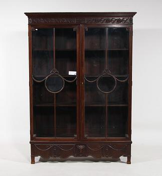BOKSKÅP, Louis XVI-stil. 1900-tal.