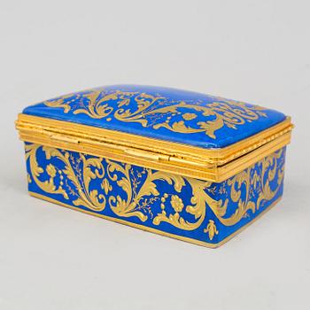 LIMOGES , ASK, porslin, signerad "JJ". Frankrike, 1958.