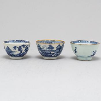 A blue and white export bowl and three cups, Qing dynasty, Qianlong (1736-95).