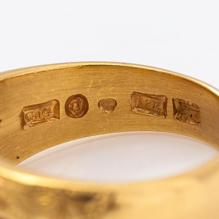An 18K gold ring with a ca 0.35 ct diamond and rubies. Jurgen Girgsdies Juvel-Guldsmedja, Västerhaninge.