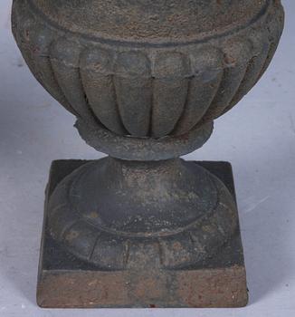 TRÄDGÅRDSURNOR, ett par, gjutjärn, 1900-tal.