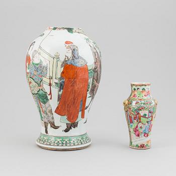 An urn, vase, dish and bowl, porcelain, four parts, China, 19th century to early 20th century.