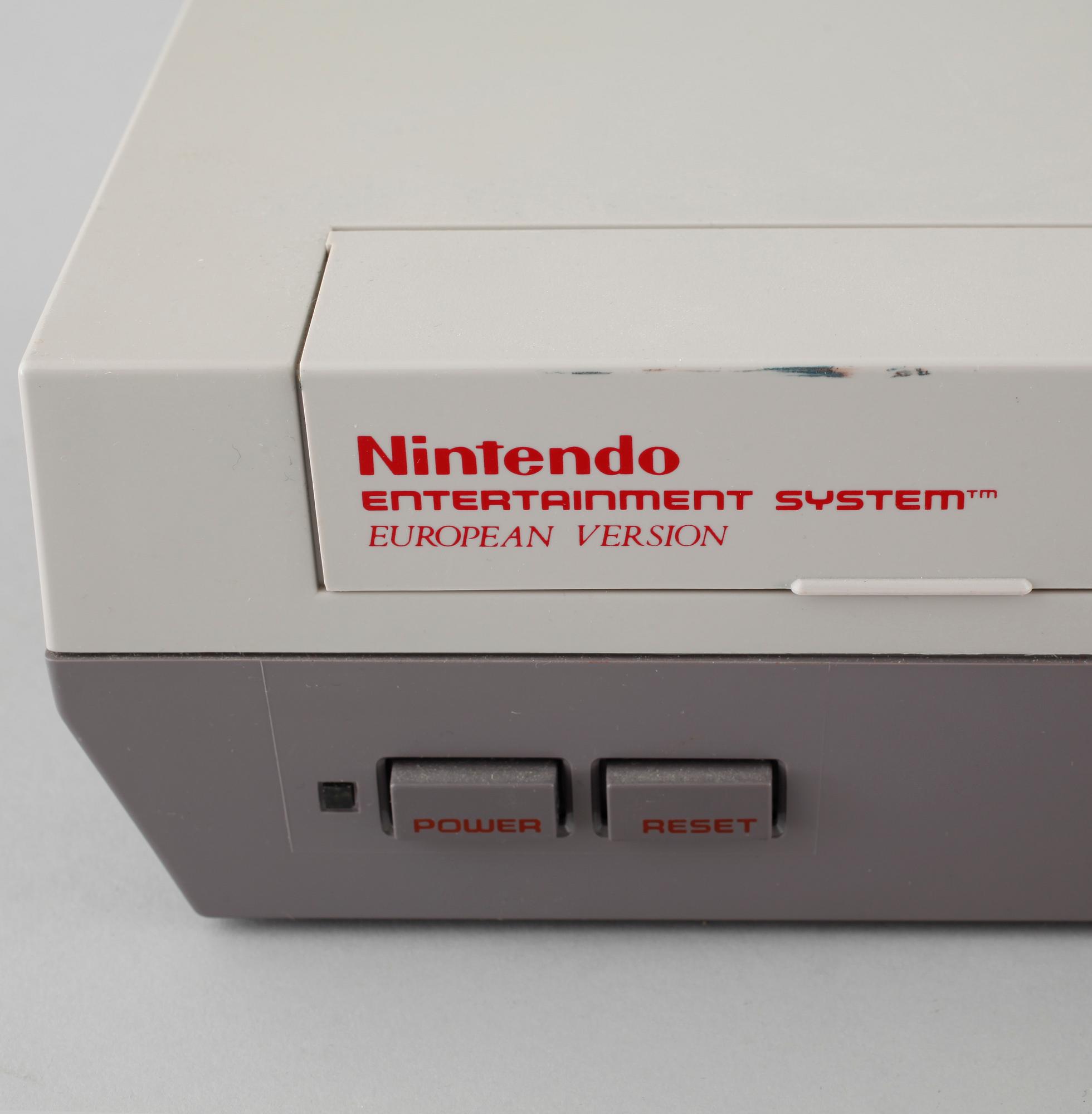 NINTENDO, NES 8-bits konsol, 2 kontroller, samt tre spel, 1980-tal.