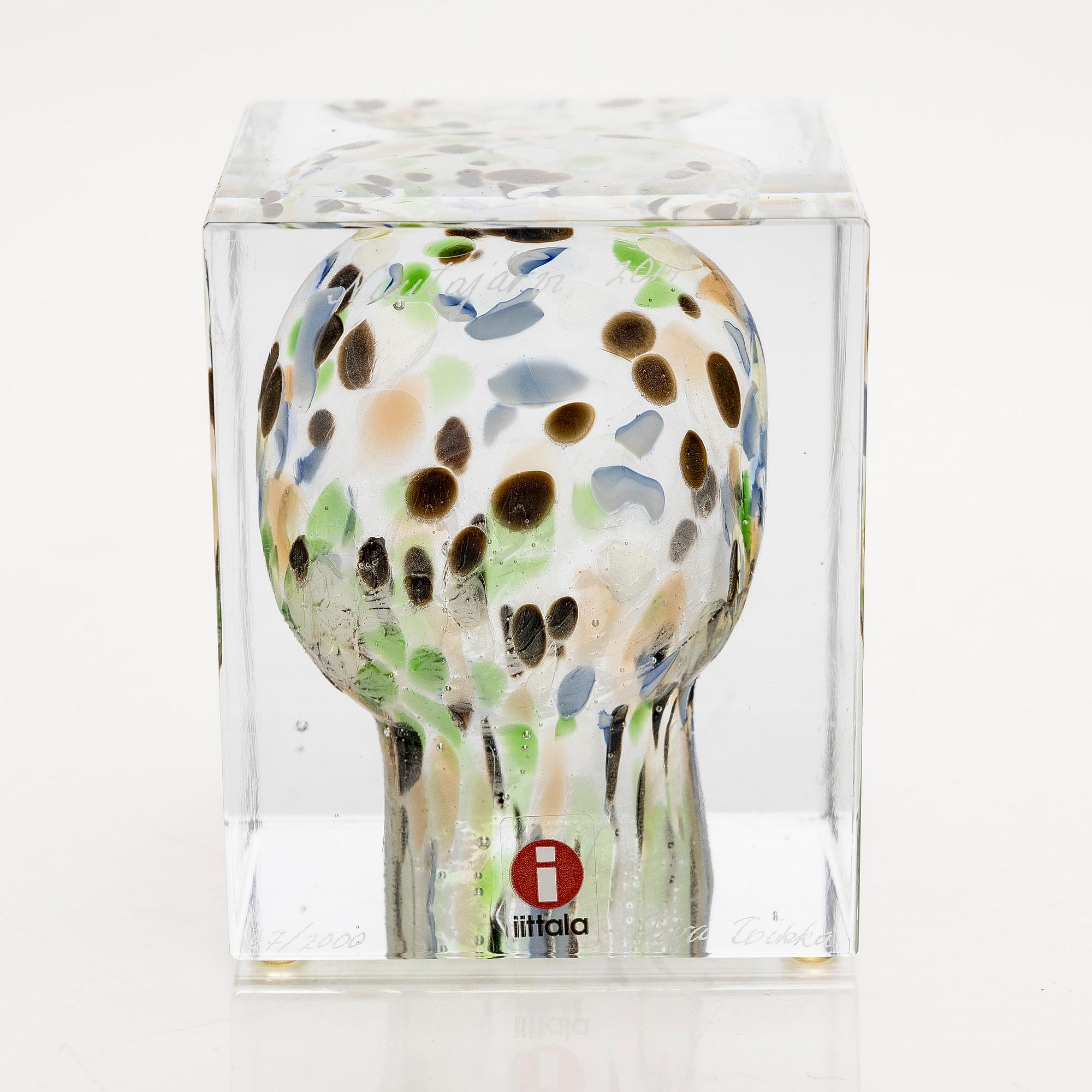 Oiva Toikka, an annual glass cube signed Oiva Toikka Nuutajärvi 2014, numbered 67/2000.