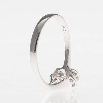 RING, 18K vitguld, fem diamanter, otydliga finska stämplar. Vikt 1,9 g.