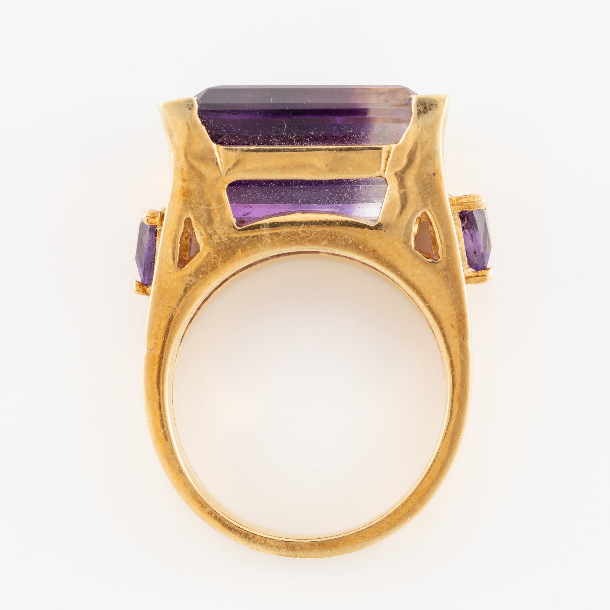 Ring, 18K guld med ametister.