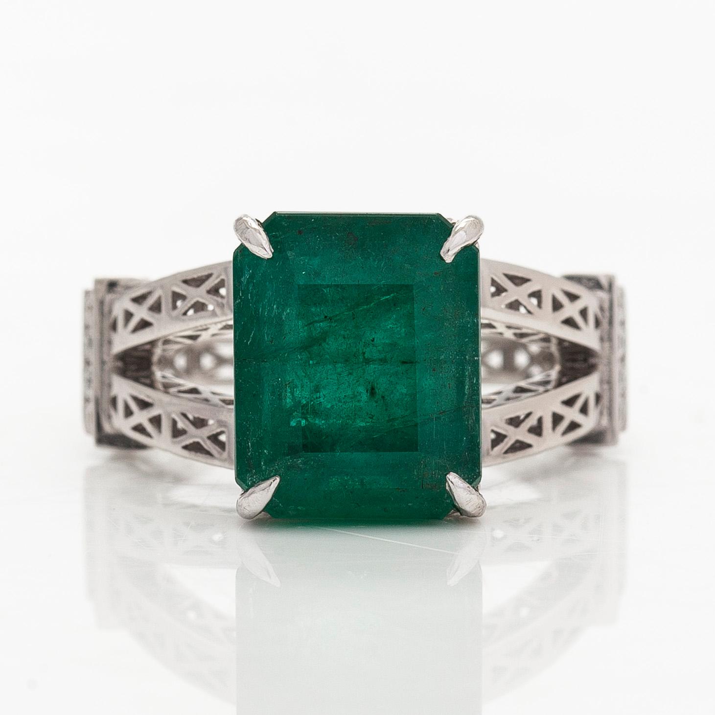 Ring, 14K vitguld, med smaragdslipad smaragd samt diamaner. IGI sertifikat medföljer.