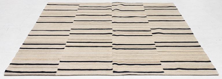 Matta, slätvävd, ca 195 x 160 cm.