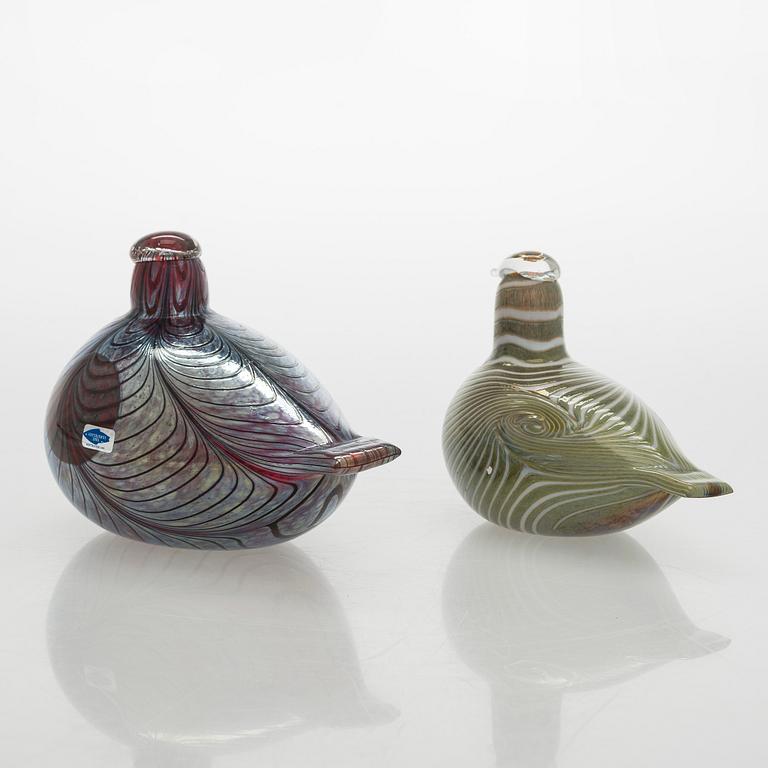 Oiva Toikka, Two glass birds, signed Oiva Toikka Nuutajärvi Notsjö, and O. Toikka Nuutajärvi.