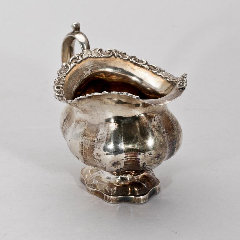 GRÄDDKANNA, silver, nyrokoko, St Petersburg 1856. Vikt ca 140 gram.