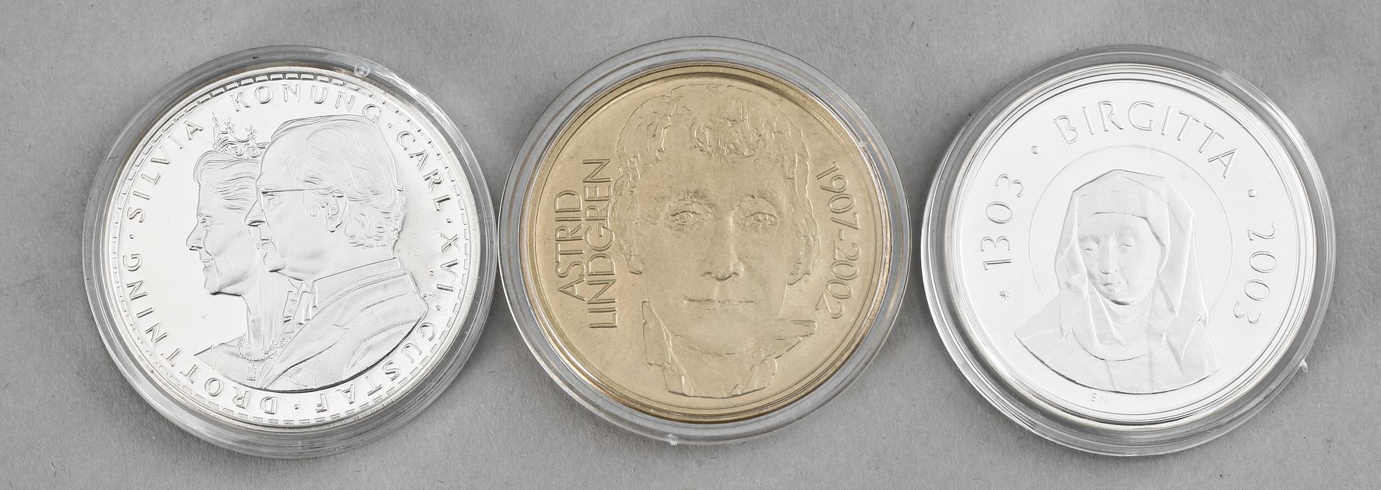 PARTI MINNESMEDALJER ca 40 st OCH 6 MYNTSATSER, mest silver, Sverige sent 1800-tal till 2000-tal. Totalvikt med plastförpackningar exklusive årssatserna ca 1200 gram.