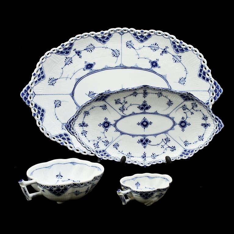 SERVISDELAR, 40 st, porslin, "Musselmalet", Royal Copenhagen, 1900-tal.