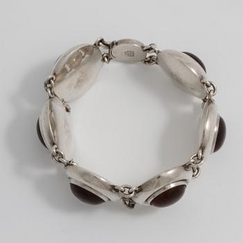 NIELS ERIK FROM, Nakskov, Danmark, armband med cabochonslipad bärnsten.