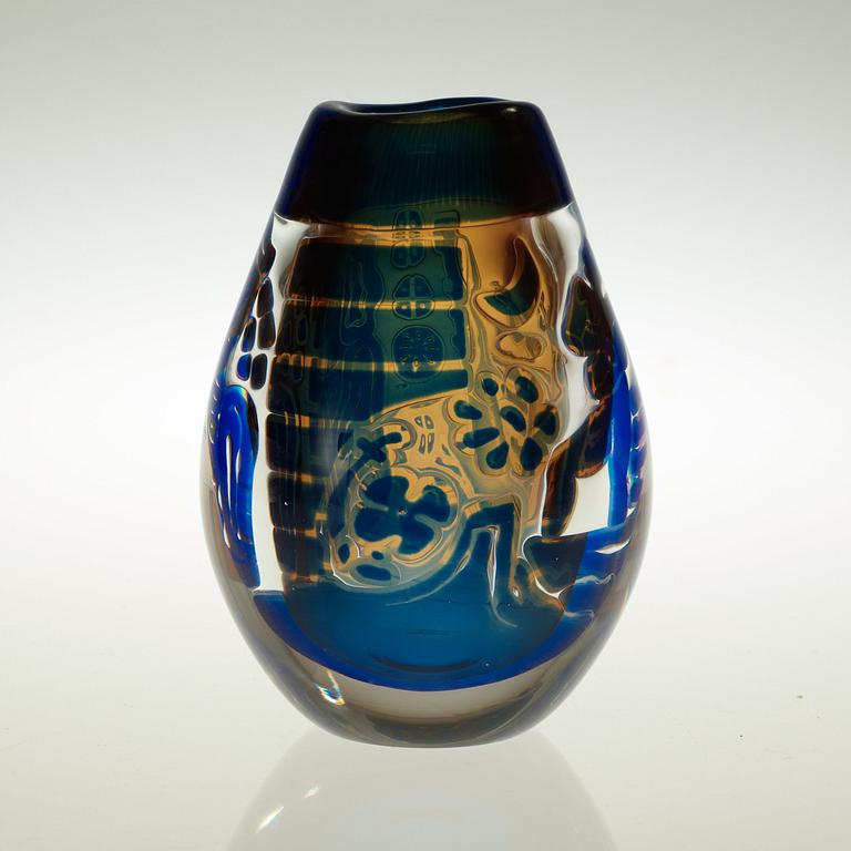 An Edvin Öhrström 'ariel' glass vase, Orrefors 1969.