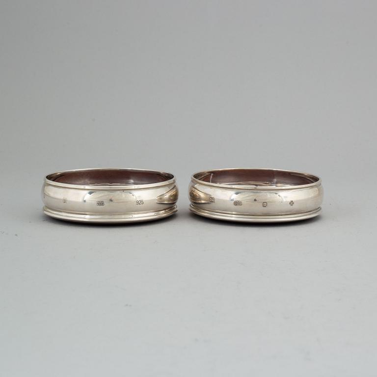 A pair of silver coasters, mark of Harrison Brothers & Howson Ltd, London 1998-2000.