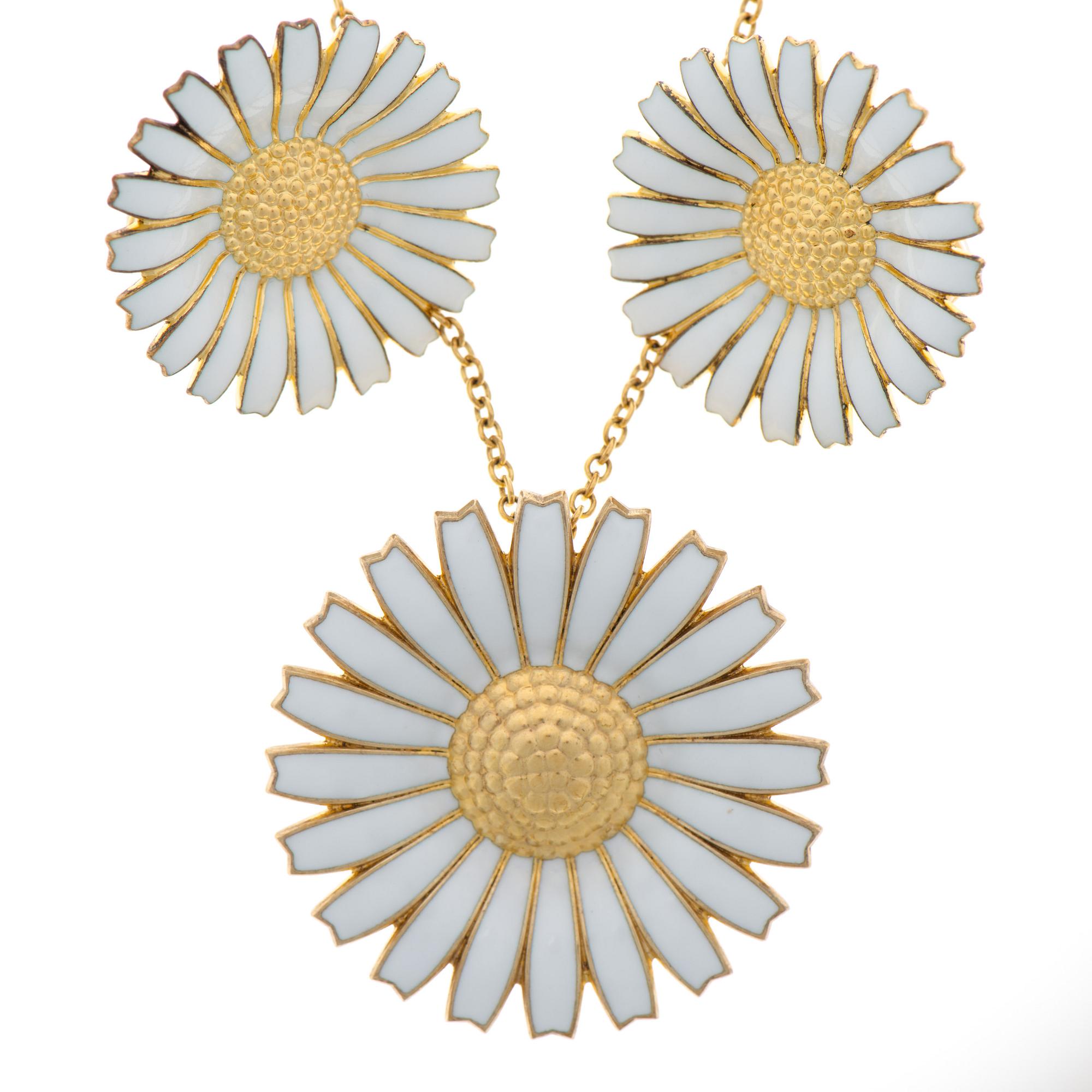 GEORG JENSEN, ÖRHÄNGEN och HÄNGE/BROSCH, "Daisy", förgyllt silver, vit emalj.