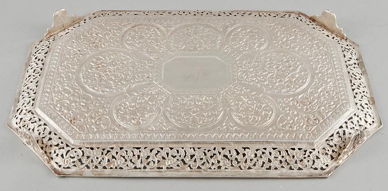 BRICKA, låghaltigt silver, 1900-tal. Vikt 1140 g.