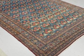 A semi-antique Tehran carpet, ca 384,5 x 288 cm.