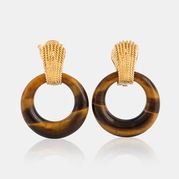 1069. A pair or Van Cleef & Arpels 18K gold earrings "Doorknocker" with interchangeable hoops.