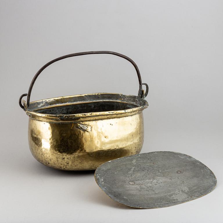 A brass lidded pan, 18th/19th century.