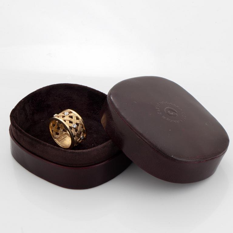 An 18K gold Ole Lynggaard ring set with round brilliant-cut diamonds.