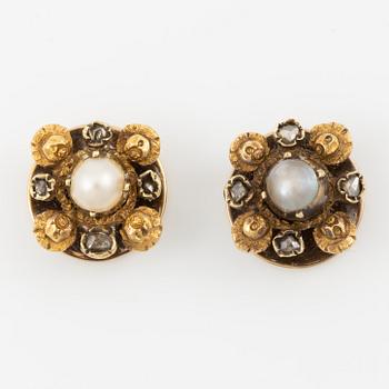 A pair of shirt buttons in 18K gold with pearls and rose-cut diamonds.