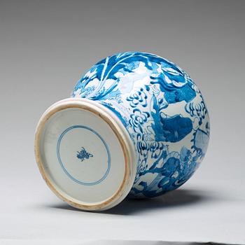 A blue and white jar, Qing dynasty, Kangxi (1662-1722).