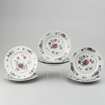 A set of 7 famille rose dinner plates, Qing dynasty, Qianlong (1736-95).