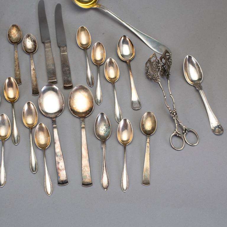 PARTI BESTICK, 35 delar, bl a Rosenholm, svenska stämplar samt importstämplar, 1900-tal. Total vikt 791 g.