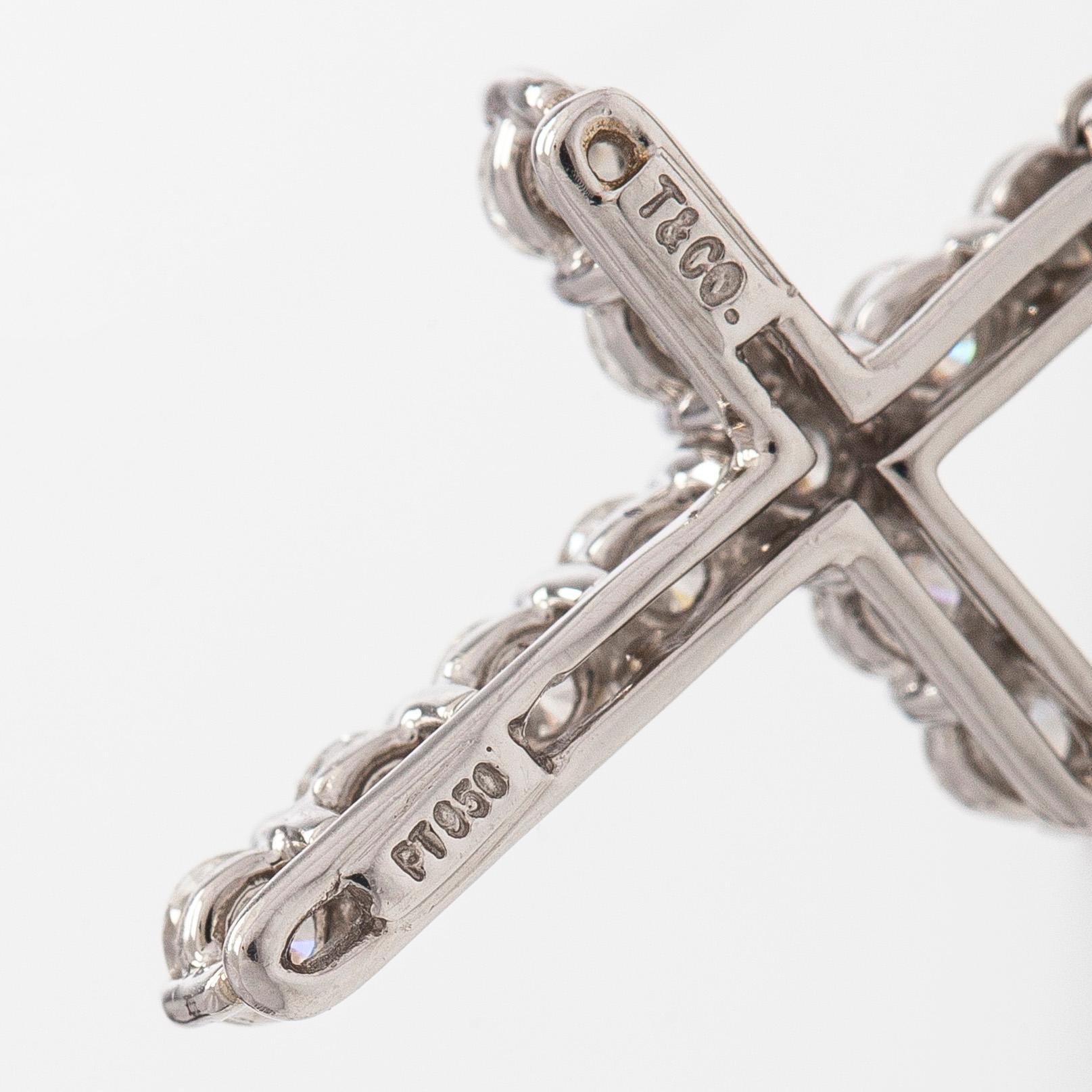 Tiffany & Co, halsband, kors, platina och briljantslipade diamanter.