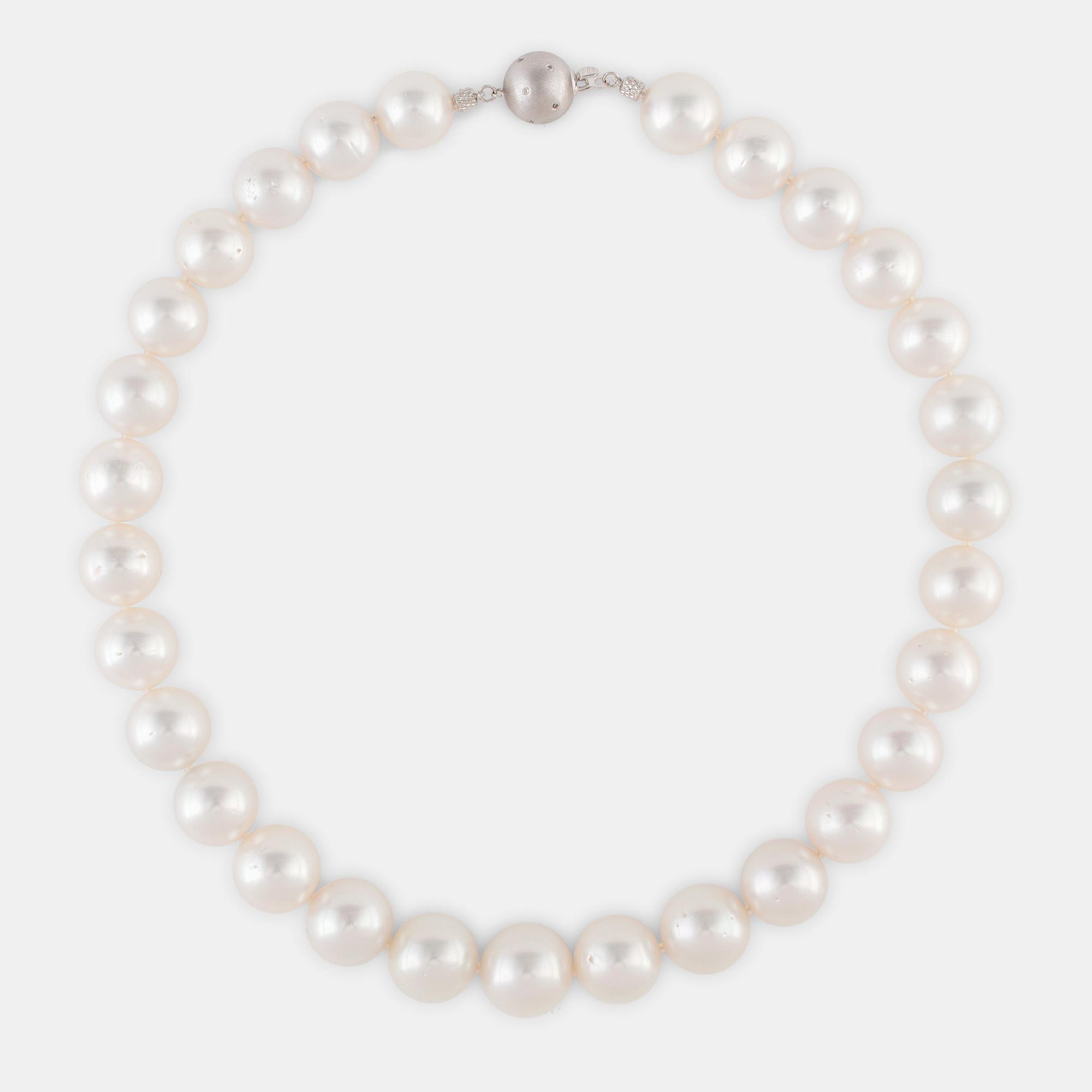 Pärlcollier med odlade Söderhavspärlor lås 18K vitguld med runda briljantslipade diamanter.
