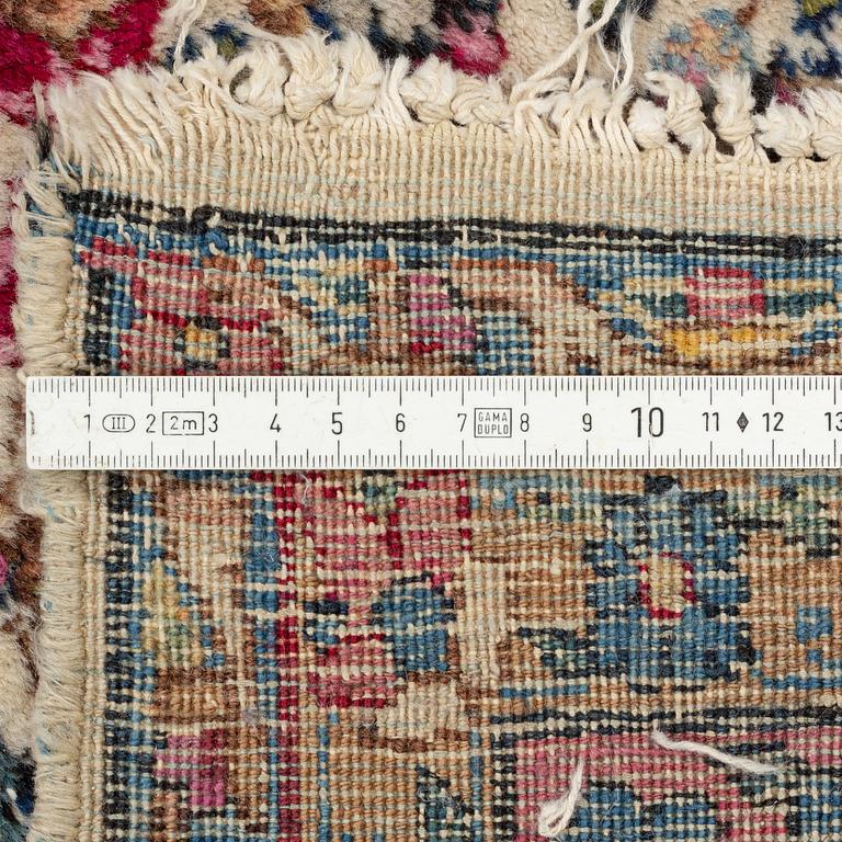 An Oriental carpet, c. 272 x 180 cm.