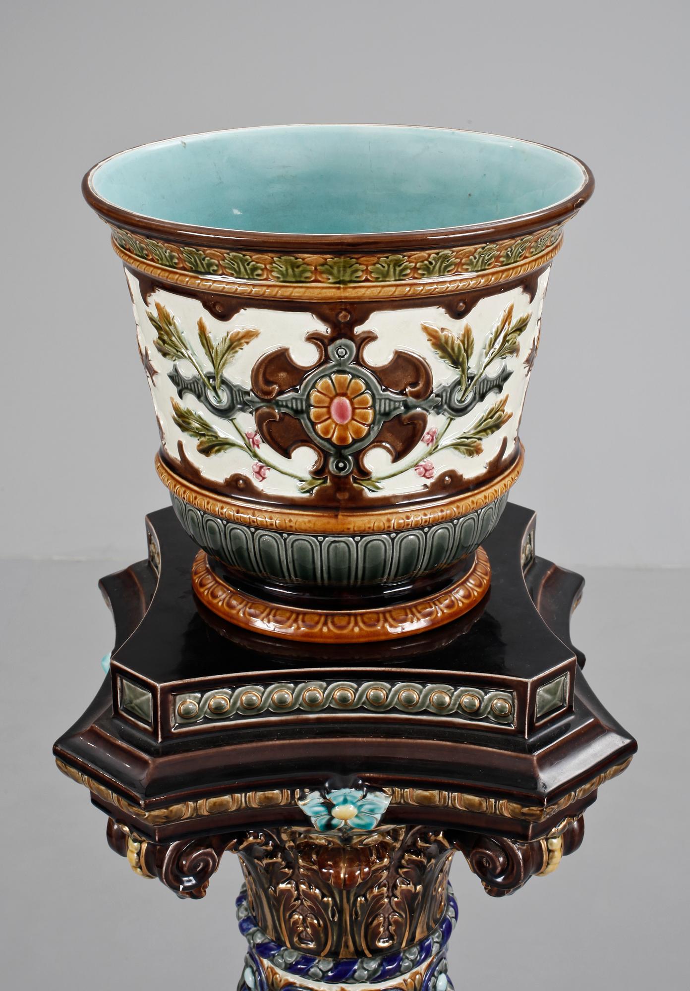 PIEDESTAL MED YTTERFODER, majolika, troligen Rörstrand 1800-talets slut.