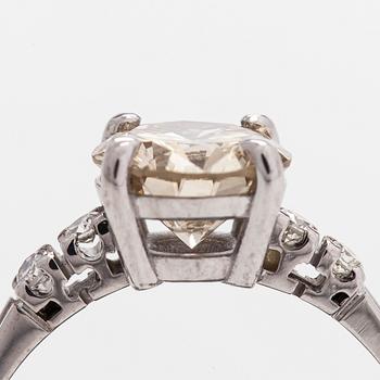 An 18K white gold, set with brilliant-cut diamonds. With IGI report.