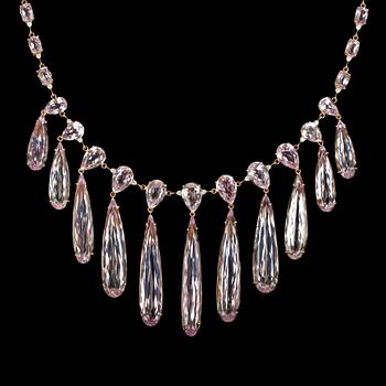 1089. A kunzit necklace app. tot. 372 cts set with brilliant cut diamonds.