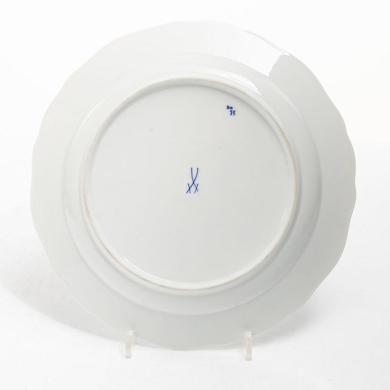 Meissen, Dinner service components, 9 pcs, “Onion Pattern”, Germany, 20th century.