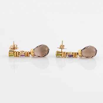 Ett par örhängen 18K guld med briolettslipade rökkvartsdroppar, peridot och ametist.