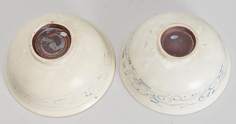 Two Vietnamese bowls, 16th / 17th Century.