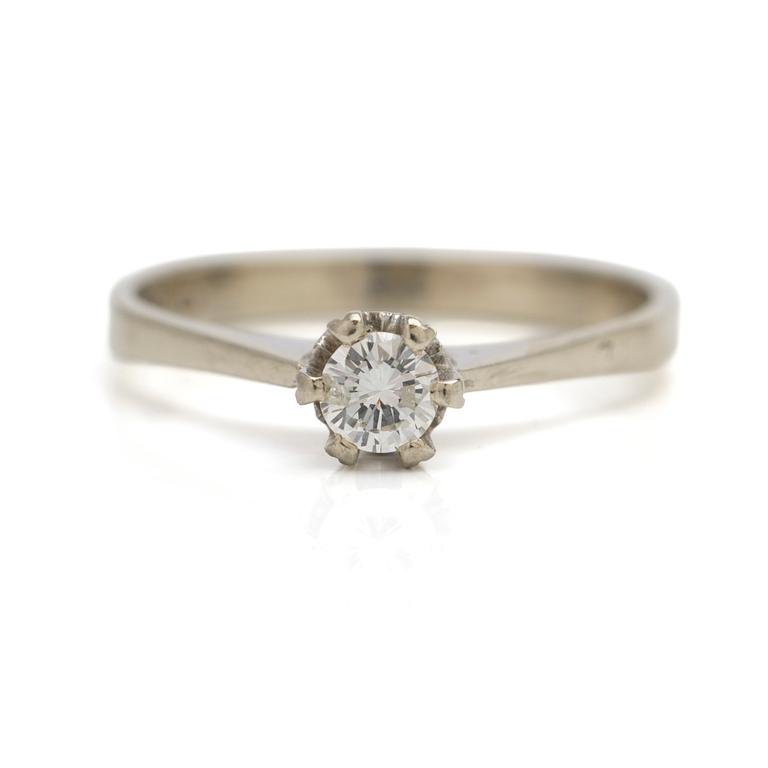 Ring solitär 18K vitguld med en diamant.