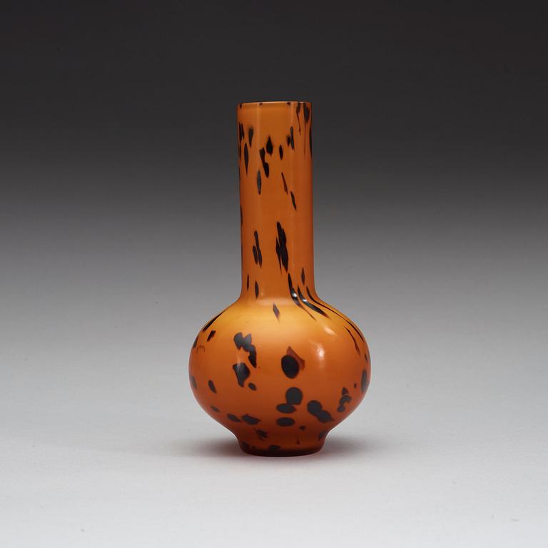 VAS, pekingglas. Sen Qingdynasti (1644-1912), med Guangxu fyra karaktärers märke.