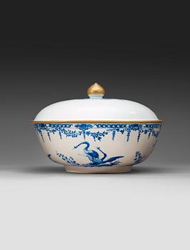 491A. A massiv blue and white armorial punch bowl with cover with the arms of the Grill family, Qingdynasty, 18th Century.